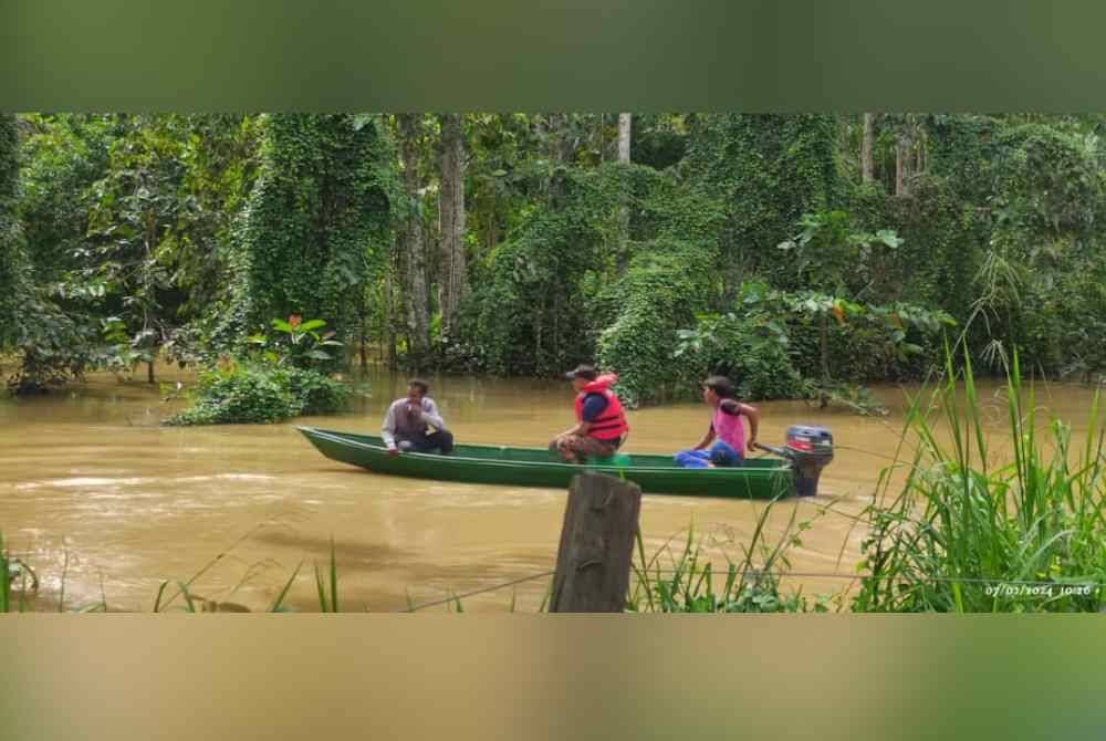 Anggota bomba meninjau keadaan di Sungai Koyah lokasi dipercayai mangsa dikhuatiri dibaham buaya.