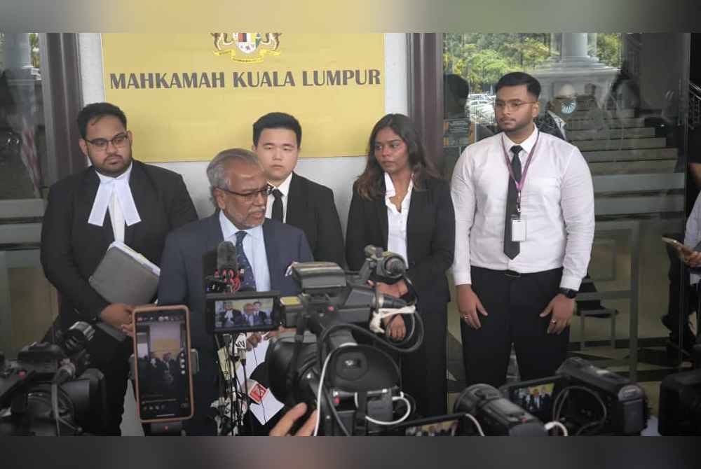 Muhammad Shafee ketika sidang akhbar berhubung isu pengampunan membabitkan bekas Perdana Menteri ini, di Kompleks Mahkamah Kuala Lumpur, pada Rabu.