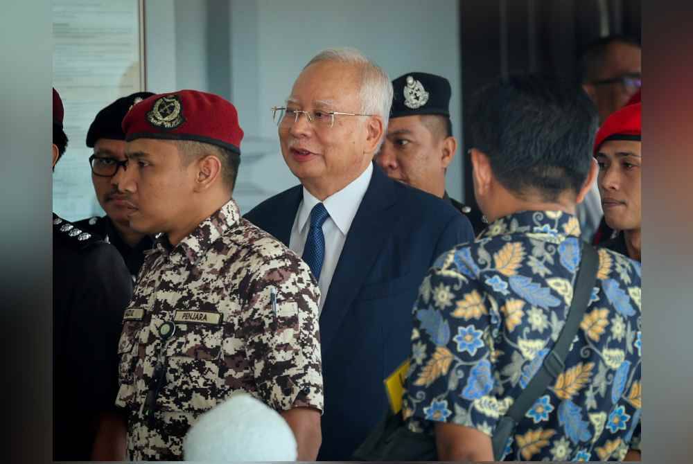 Bekas Perdana Menteri, Datuk Seri Najib Tun Razak (tengah) ketika hadir bagi prosiding sambung bicara kes penyelewengan dana 1Malaysia Development Berhad (1MDB) yang dihadapinya di Mahkamah Tinggi, pada Rabu. Foto Bernama