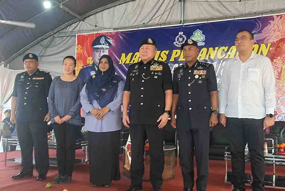 Kok Chin (tiga dari kanan) bergambar bersama tetamu jemputan selepas melancarkan Op Selamat 21/2024 sempena Tahun Baharu Cina Peringkat Kontinjen Pulau Pinang di Plaza Tol Sungai Dua arah selatan.