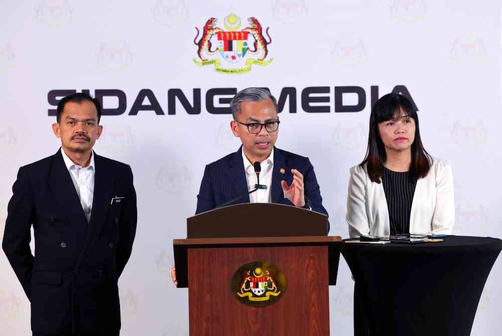 Fahmi (tengah) ketika sidang media selepas mesyuarat Pasca Kabinet di kementeriannya hari ini. Foto Bernama