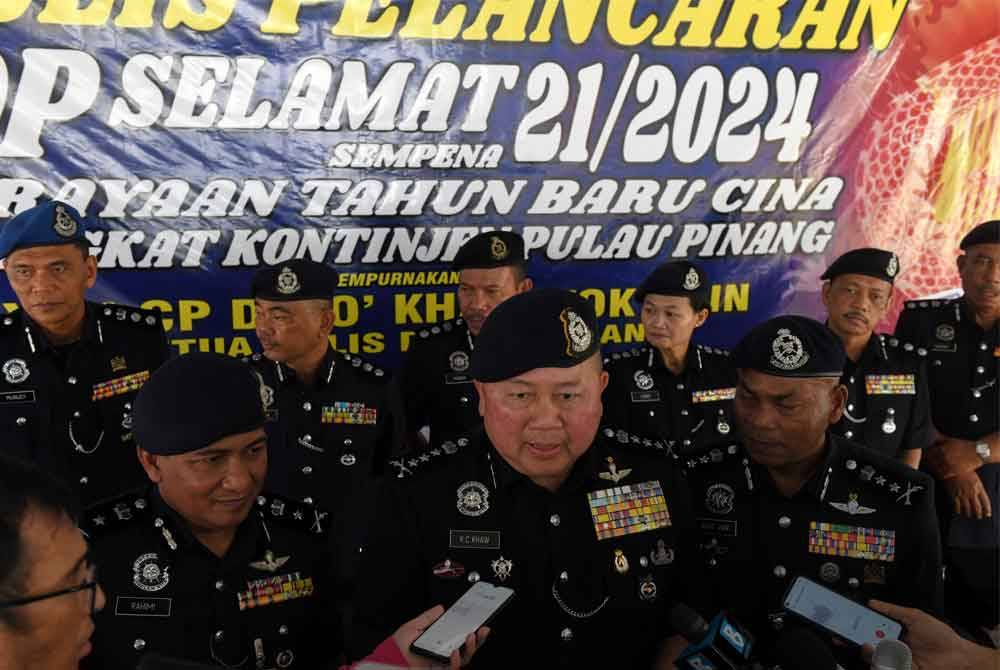 Ketua Polis Pulau Pinang Datuk Khaw Kok Chin mengadakan sidang akhbar selepas perasmian Op Selamat 21/2024 Sempena Tahun Baharu Cina Peringkat Kontinjen Pulau Pinang di Plaza Tol Sungai Dua menghala selatan, di sini pada Rabu.