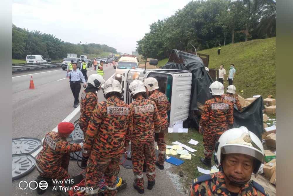 Keadaan di lokasi kemalangan yang membabitkan sebuah lori dinaiki dua mangsa terbabas di bahu jalan di kilometer (KM) 42.2 Lebuhraya PLUS arah selatan pada awal pagi Rabu