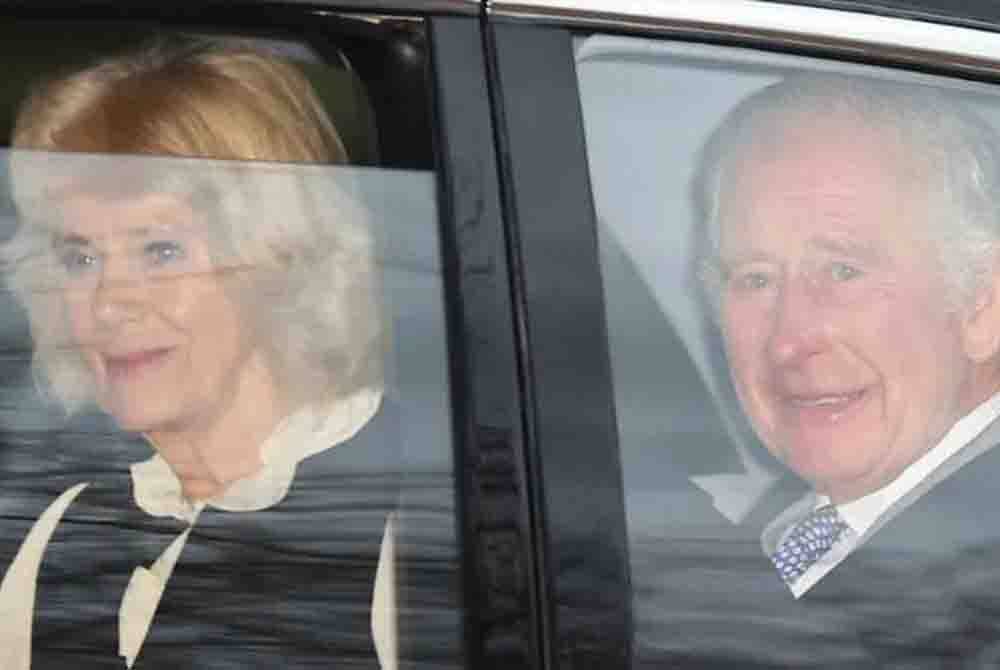 Charles III (kanan) bersama Permaisuri Camilla meninggalkan Clarence House di London pada Selasa. - Foto: Agensi