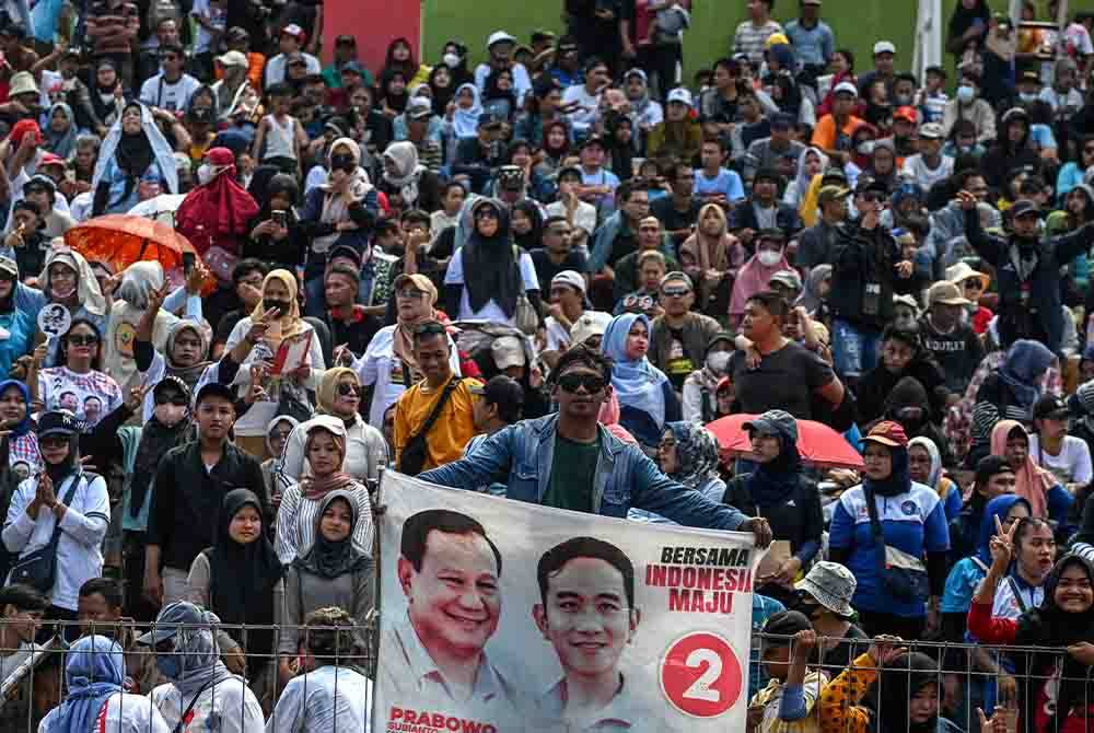 Penyokong calon presiden, Gibran Rakabuming Raka atau anak sulung Jokowi telah berkumpul di Gelora Deltra Sidoarjo, Jawa Timur semasa kempen Pilpres. AFP