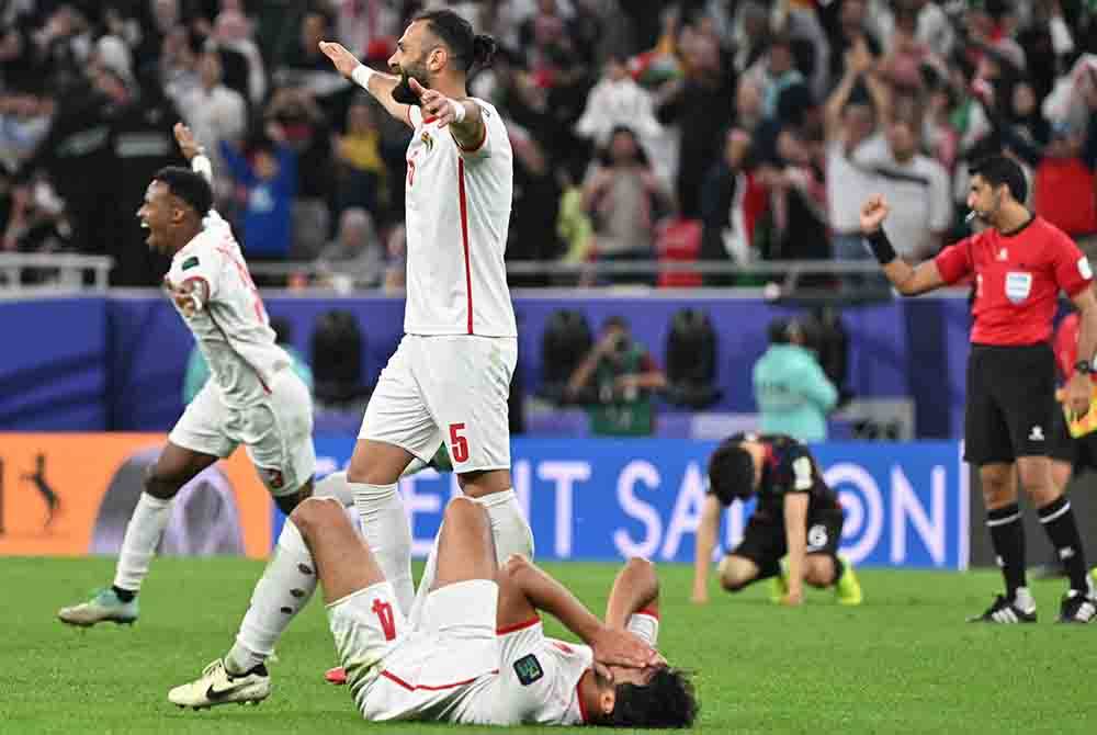 Yazan al-Arab bersama pemain Jordan meraikan kemenangan ke Korea Selatan dalam aksi separuh akhir di Stadium Ahmed bin Ali. Foto: AFP