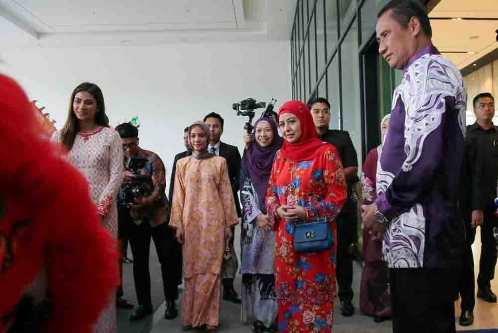 Raja Permaisuri Agong Raja Zarith Sofiah berkenan berangkat ke Majlis Sambutan Tahun Baharu Cina di Menara Majlis Bandaraya Johor Bahru (MBJB), Johor, pada Rabu. Turut berangkat mengiringi Seri Paduka Baginda ialah Che’ Puan Mahkota Khaleeda Johor. - Foto Facebook Sultan Ibrahim