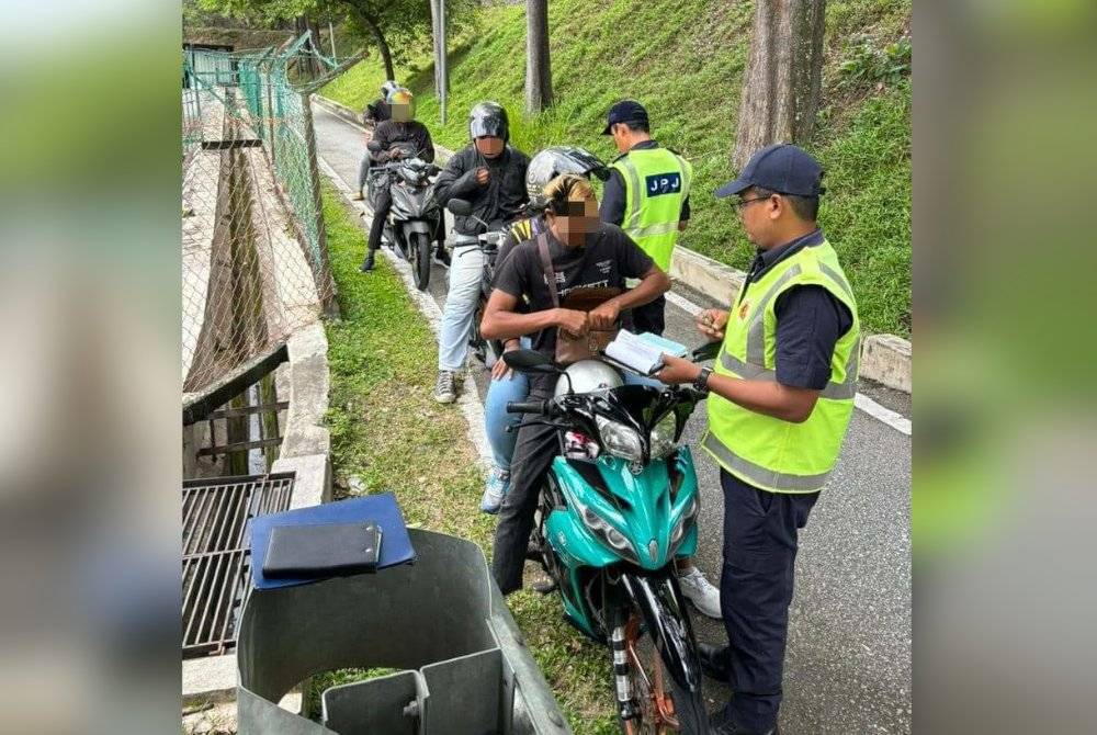 Anggota JPJ Negeri Selangor memeriksa penunggang motosikal semasa Ops Patuh Bersepadu bersama JSPT Polis Diraja Malaysia (PDRM) pada Ahad.