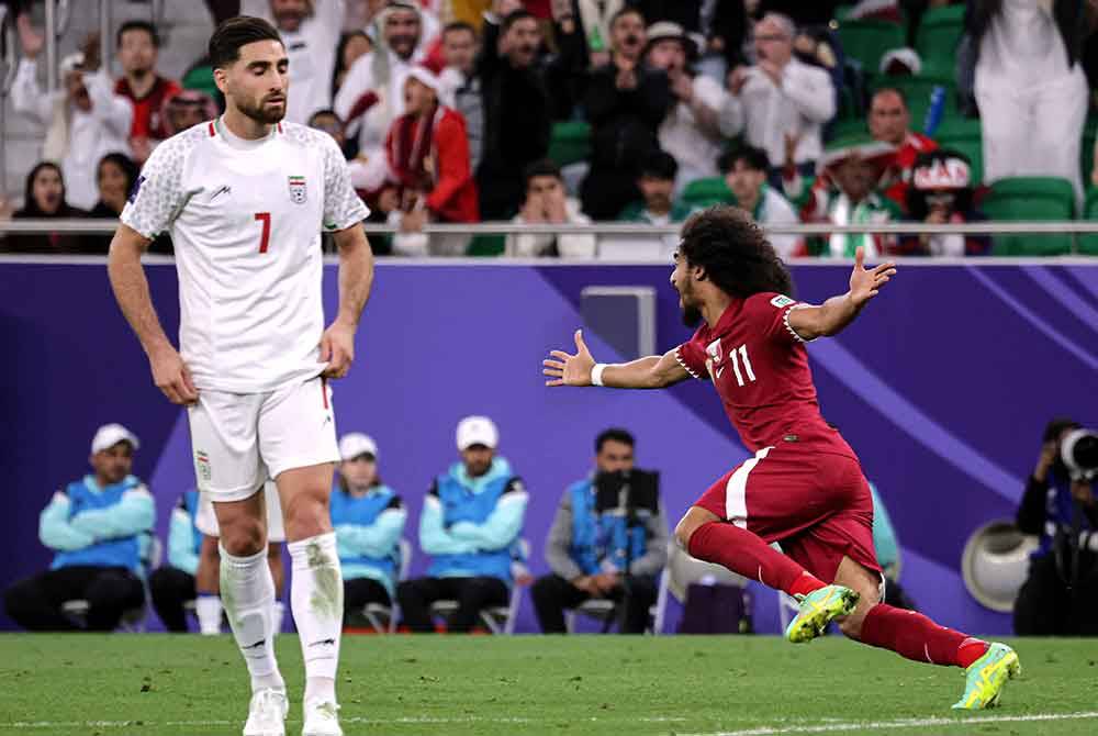 Afif meraikan jaringan gol pasukan Qatar pada perlawanan separuh akhir Piala Asia 2023. Foto Bernama