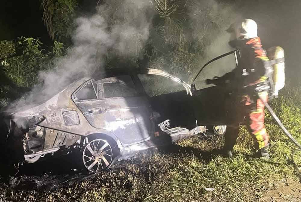 Anggota bomba memadam kebakaran kereta yang mengorbankan seorang warga emas. Foto PBPM Perak