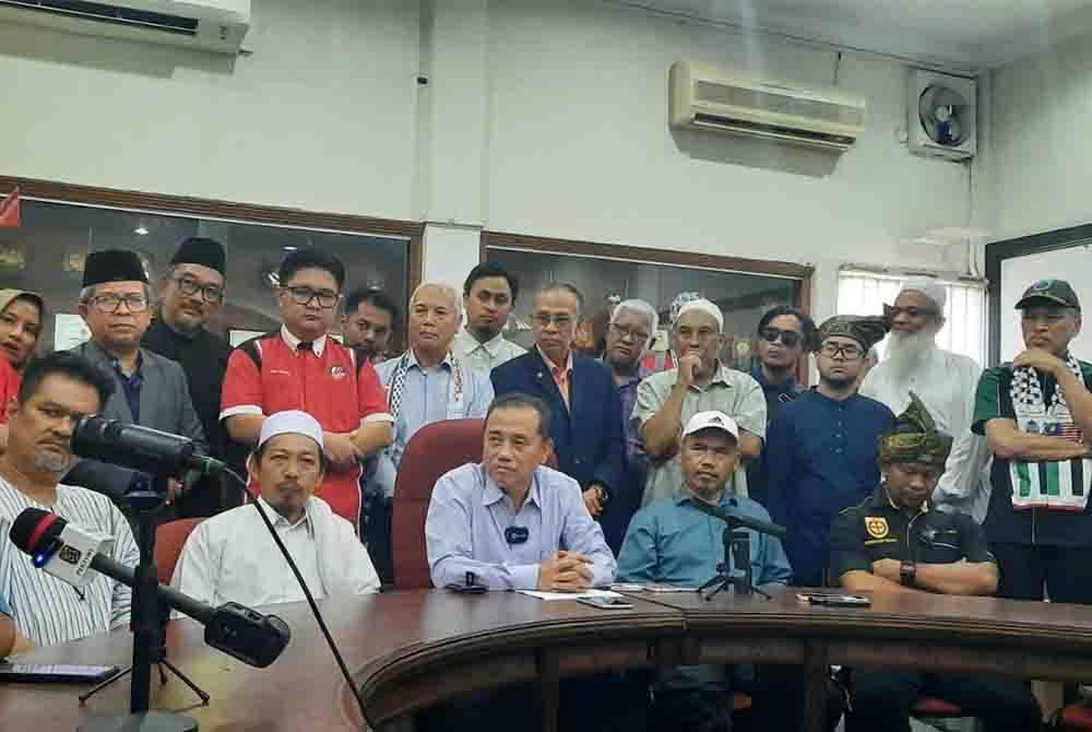 Aminuddin (empat dari kiri) dalam sidang akhbar tergempar menolak cadangan mengiktiraf kampung baru Cina sebagai Tapak Warisan UNESCO yang dibuat di Kelab Sultan Sulaiman Kampung Baru, di sini pada Khamis.