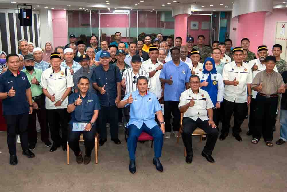 Zambery (duduk, tengah) bergambar bersama veteran ATM pada Majlis Dialog dan Perjumpaan Bersama Veteran ATM di Menara Perbadanan Labuan pada Khamis. Foto Bernama