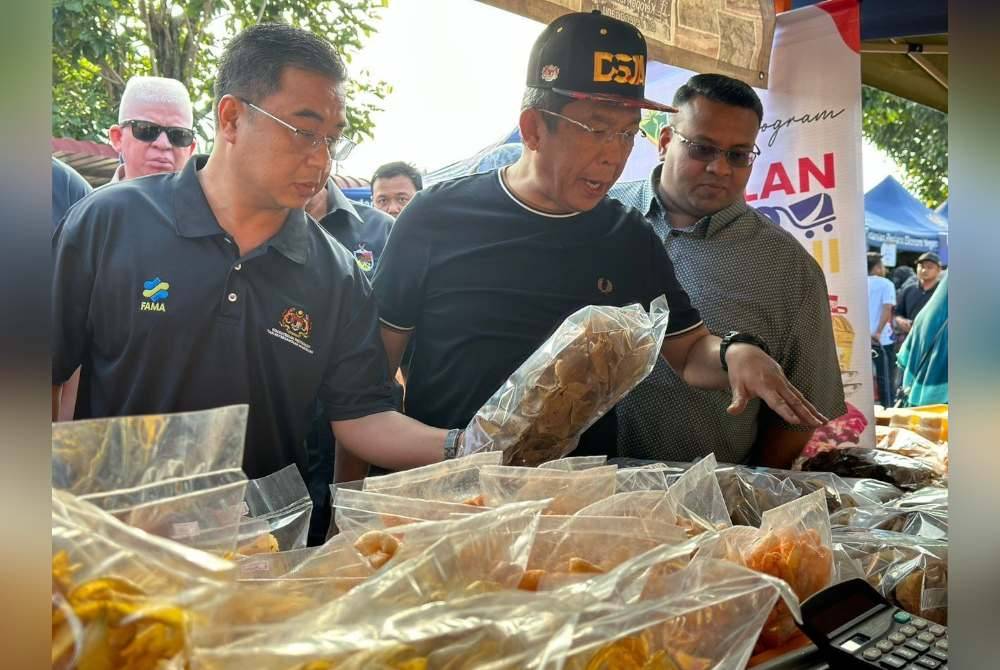 Jalaluddin (tengah) pada program Jualan Agro Madani di pekarangan Pusat Khidmat Masyarakat DUN Sungai Lui pada Khamis.