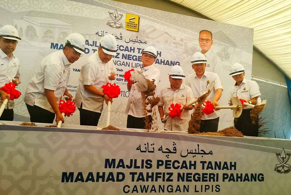 Wan Rosdy (tengah) ketika menyempurnakan simbolik pecah tanah MTNP Cawangan Lipis di Kampung Bapong, Kuala Lipis di sini pada Khamis.