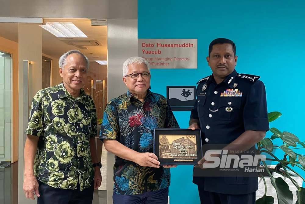 Hussamuddin (tengah) dan Muhammad Nasir (kiri) bergambar bersama Hussein (kanan) di Kompleks Kumpulan Karangkraf pada Khamis.