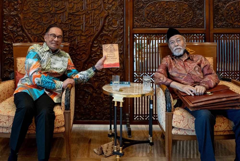 Anwar menerima kunjungan Ahmat di pejabatnya di Putrajaya. Foto FB Anwar Ibrahim