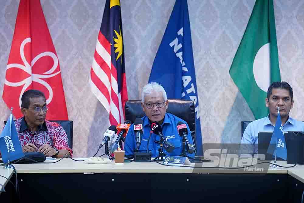 Ketua Pembangkang, Datuk Seri Hamzah Zainudin (tengah) bercakap dalam sidang akhbar di Ibu Pejabat Perikatan Nasional pada Khamis. Foto Sinar Harian-MOHD HALIM ABDUL WAHID