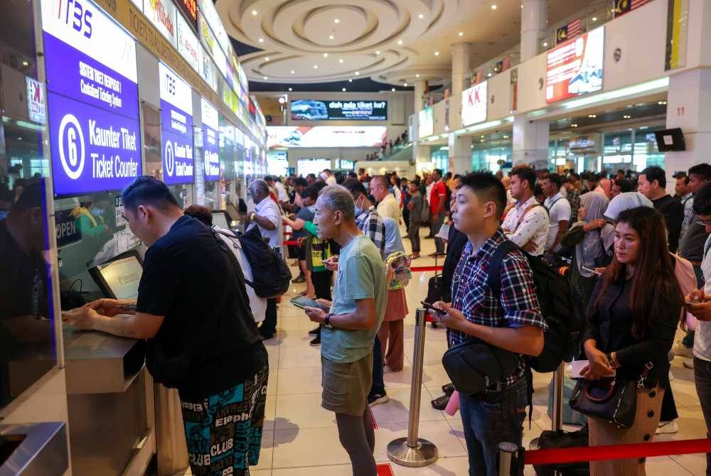 Orang ramai beratur panjang untuk membeli tiket balik ke kampung halaman masing-masing sempena cuti Tahun Baharu Cina ketika tinjauan di Terminal Bersepadu Selatan (TBS) pada Khamis. Foto Bernama