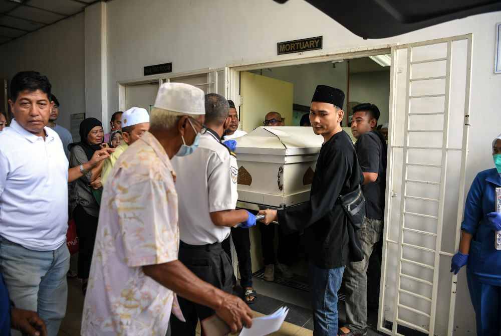 Jenazah Mohd Azraai Khor diusung keluar dari bilik mayat sebuah hospital swasta pada Khamis.