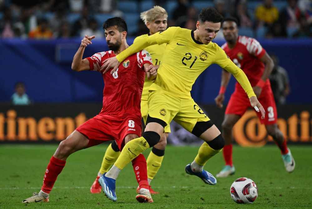 Aksi Noor al-Rawabdeh mengekang Dion Cools ketika perlawanan Kumpulan E Piala Asia Qatar 2023 Jordan menentang Malaysia di Stadium Al-Janoub, Doha pada 16 Januari lalu. Foto AFP