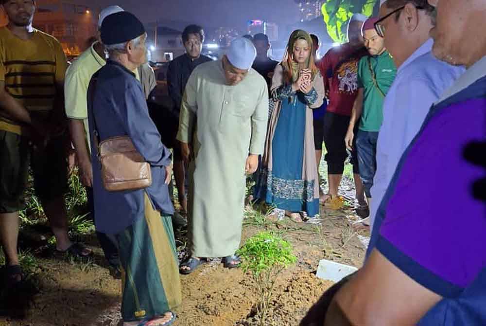 Jenazah Sufi Syafrina selamah dikebumikan Tanah Perkuburan Sungai Kantan kira-kira jam 11 malam pada Khamis.