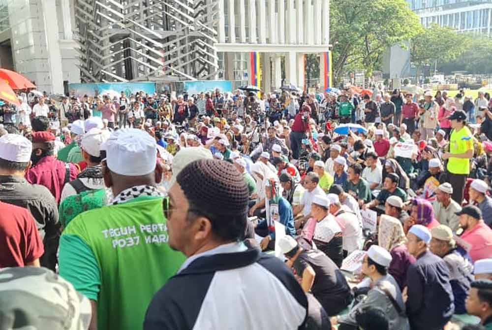 Orang ramai yang hadir pada Himpunan Selamatkan Syariah di perkarangan Kompleks Perbadanan Putrajaya (PPj) pada Jumaat.