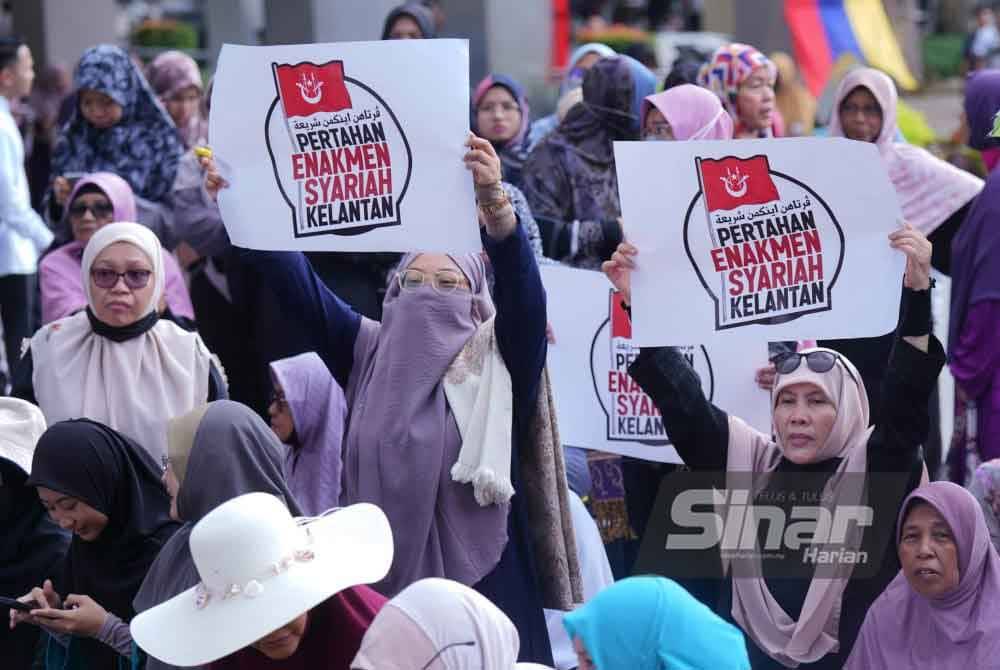 Peserta Himpunan Selamatkan Syariah berkumpul memenuhi pekarangan Kompleks Perbadanan Putrajaya (PPj) bagi mengikuti keputusan kes Nik Elin Zurina dan anaknya yang mencabar 18 peruntukan dalam Enakmen Kanun Jenayah Syariah (I) Kelantan 2019 pada Jumaat. Foto Sinar Harian - MOHD HALIM ABDUL WAHID