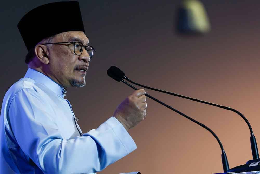 Anwar menyampaikan ucapan pada Majlis Perjumpaan Bersama Penjawat Awam Melaka di Pusat Dagangan Antarabangsa Melaka (MITC), Ayer Keroh, hari ini. Foto Bernama