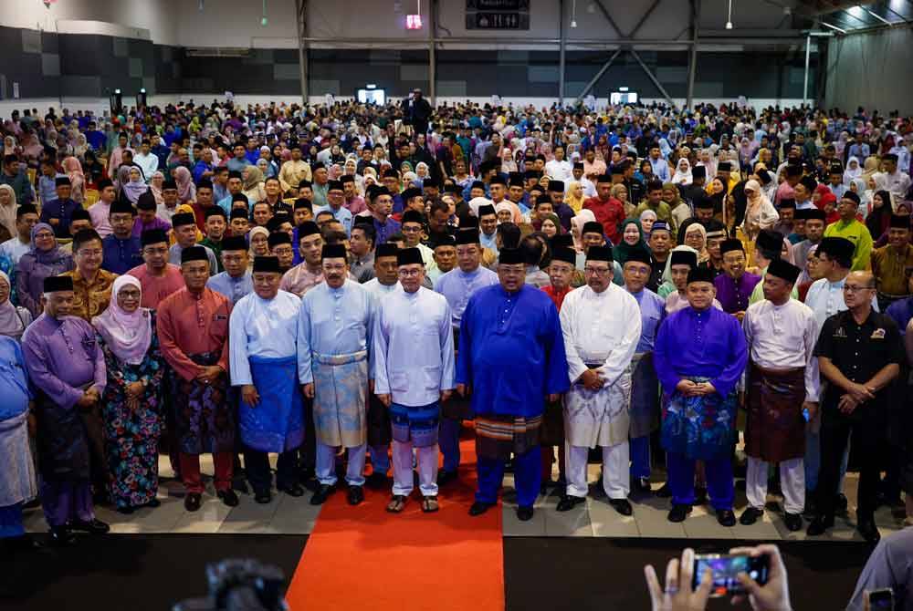 Anwar (tengah) meluangkan masa bergambar kenangan bersama penjawat awam yang hadir pada Majlis Perjumpaan Bersama Penjawat Awam Melaka di Pusat Dagangan Antarabangsa Melaka (MITC), Ayer Keroh, hari ini. Foto Bernama