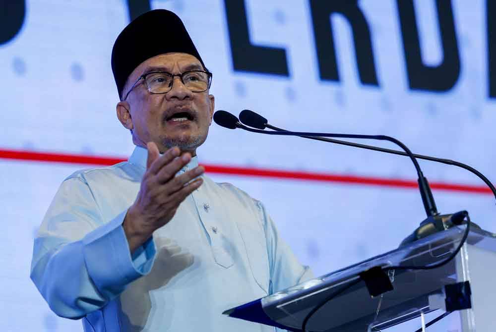 Anwar menyampaikan ucapan pada Majlis Perjumpaan Bersama Penjawat Awam Melaka di MITC Ayer Keroh, hari ini. Foto Bernama