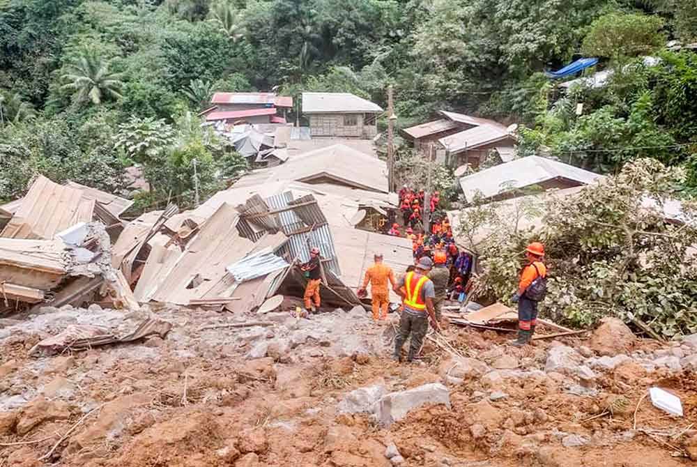 Pasukan penyelamat melakukan SAR di tapak tanah runtuh di wilayah Davao de Oro di selatan Filipina. Foto Xinhua