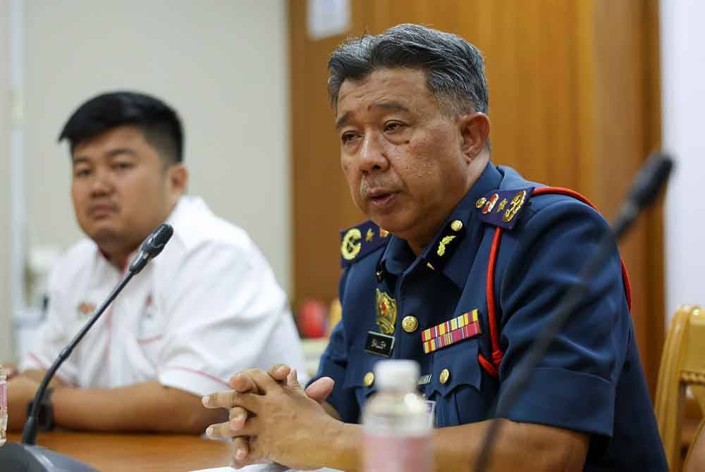 Muhammad Salleh (kanan) ketika sidang akhbar pada Majlis Kempen Kesedaran Keselamatan Kebakaran di Rumah Ibadat (Chines Temple) sempena Musim Perayaan Tahun Baharu China 2024 di Tokong Thean Hou pada Jumaat. - Foto: Bernama