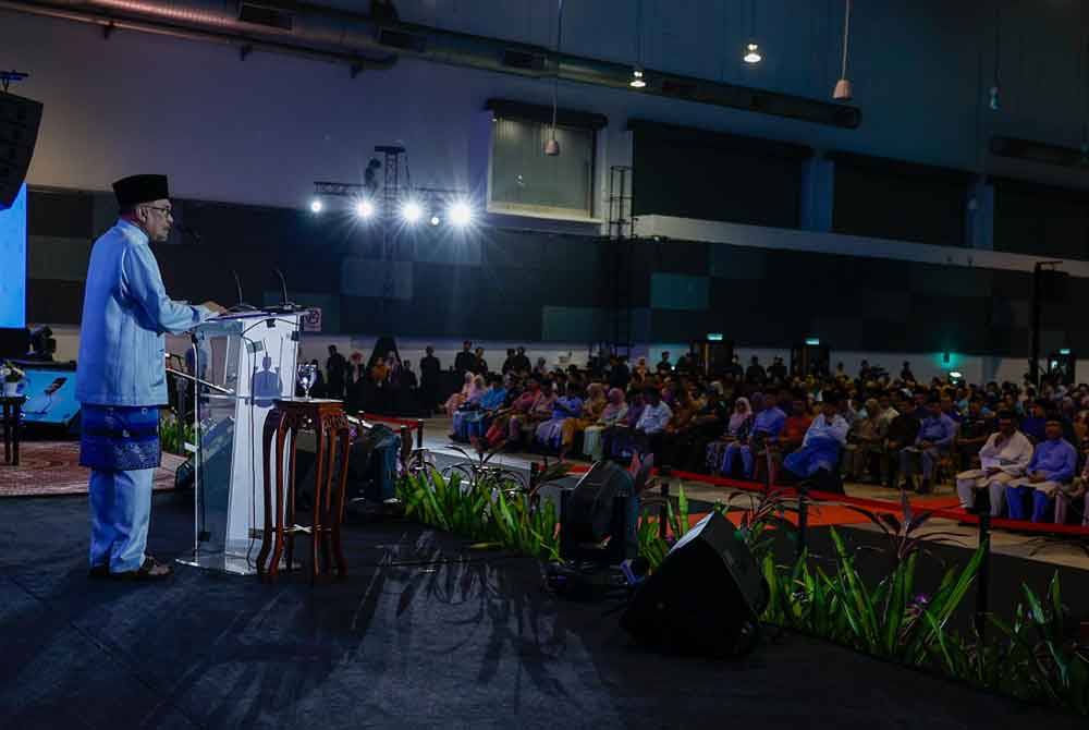 Anwar ketika menyampaikan ucapan pada Majlis Perjumpaan Bersama Penjawat Awam Melaka di MITC Ayer Keroh pada Jumaat. - Foto: Bernama