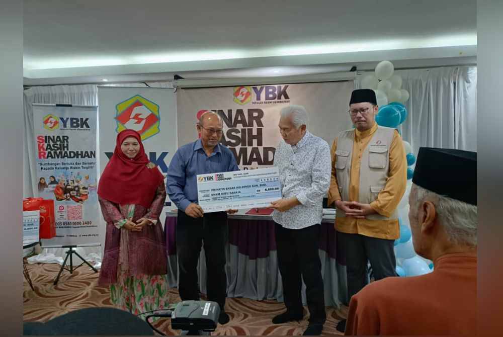 
Antara badan bukan kerajaan (NGO) yang memberikan sumbangan ketika Majlis Pelancaran Program Sinar Kasih Ramadan di Yayasan Basmi Kemiskinan pada Jumaat.