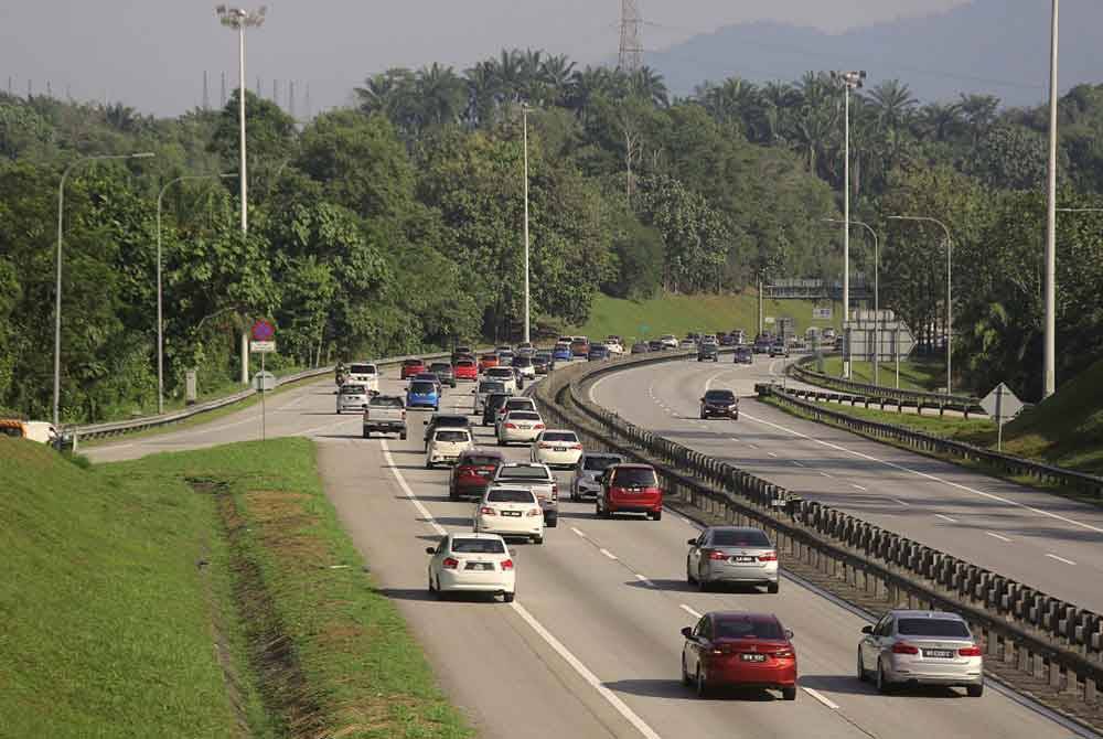 Keadaan aliran trafik kelihatan sedikit sesak di Lebuhraya Utara-Selatan (PLUS) arah utara berhampiran susur keluar Plaza Tol Bidor ketika tinjauan pada Jumaat. - Foto: Bernama