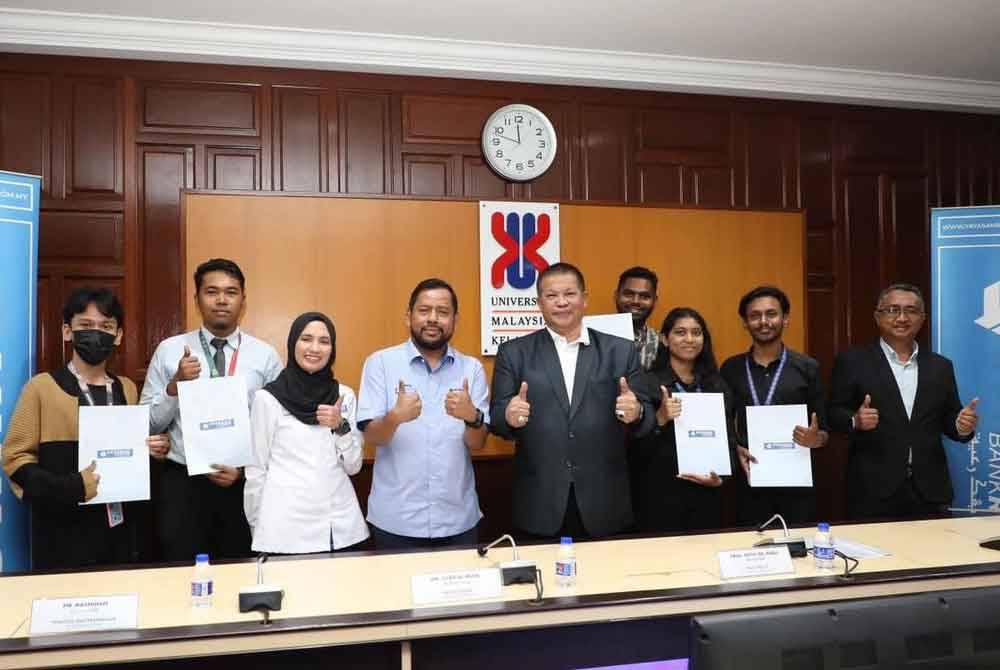 Pelajar UMK golongan B40 menerima sumbangan RM1,000 seorang menerusi Program Bantuan Awal Pengajian dari Yayasan Bank Rakyat.