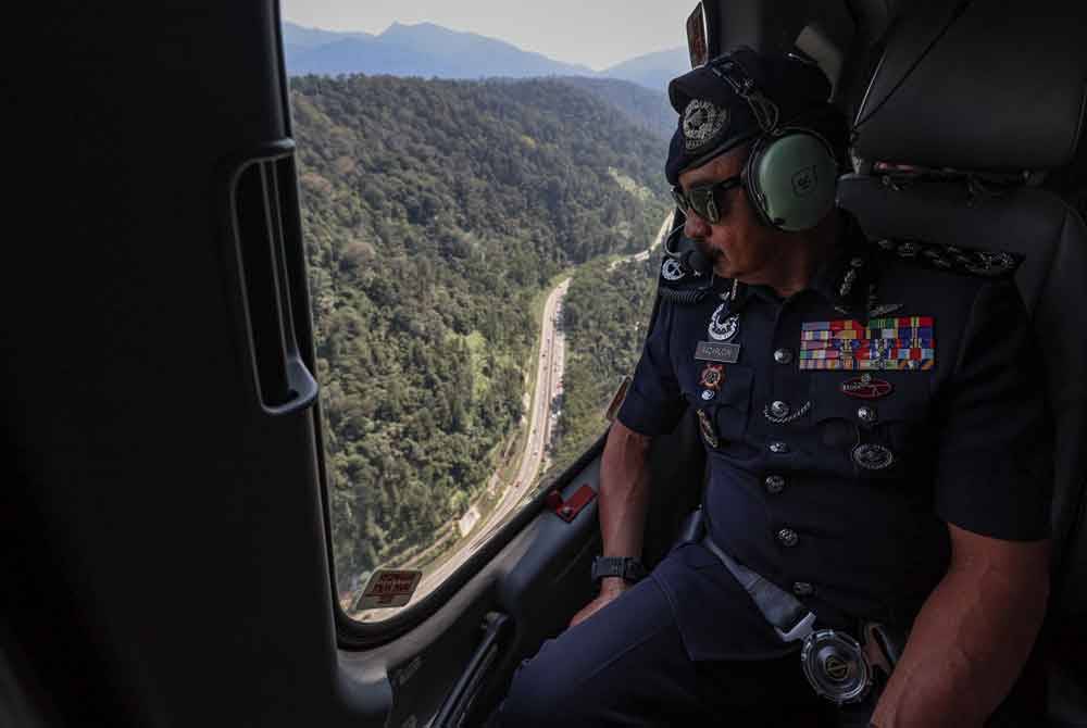 Razarudin melakukan tinjauan dari udara menggunakan helikopter PDRM bagi melihat aliran trafik di Plaza Tol Gombak, Plaza Tol Jalan Duta dan Plaza Tol Sungai Besi susulan cuti persekolahan yang bermula dan perayaan Tahun Baharu Cina yang disambut esok. - Foto: Bernama