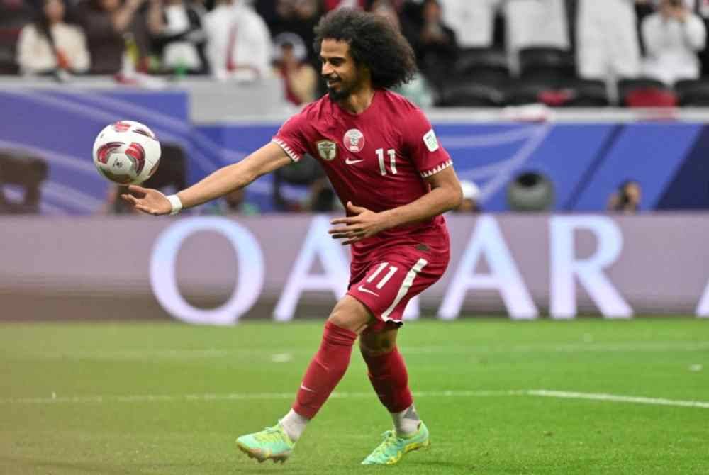 Penyerang dengan gaya rambut yang mencuri perhatian ramai, Akram Afif merupakan taruhan terbaik Qatar menjelang aksi final menentang Jordan di Stadium Lusail malam ini. Foto AFP