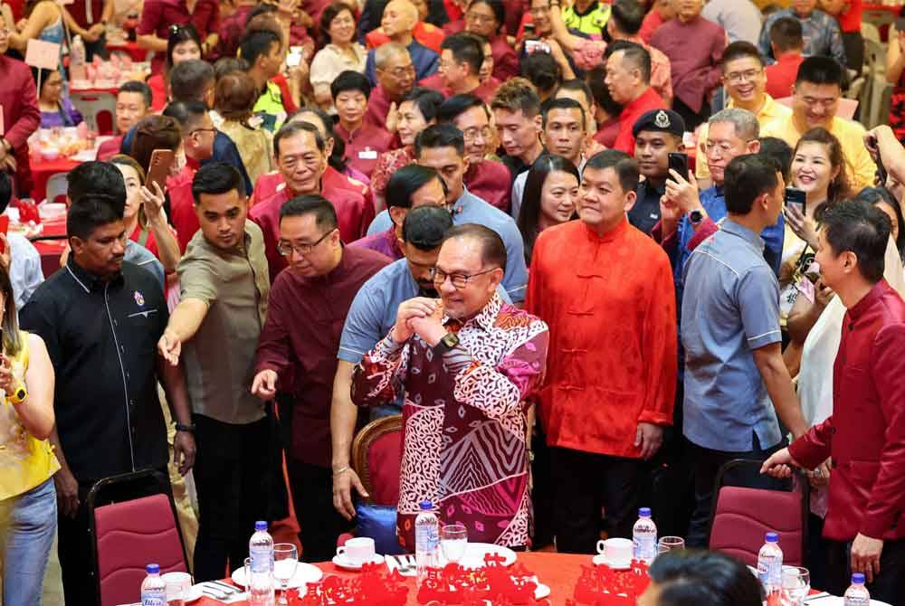 Perdana Menteri Datuk Seri Anwar Ibrahim hadir pada majlis sambutan Tahun Baharu Cina anjuran MCA di Wisma MCA di sini pada Sabtu. - Foto Bernama