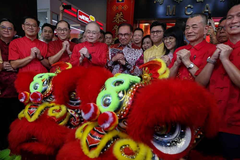 Anwar (enam dari kiri) hadir pada Majlis Sambutan Rumah Terbuka Tahun Baharu Cina anjuran MCA di Wisma MCA, Jalan Ampang pada Sabtu. Turut kelihatan Presiden MCA, Datuk Seri Dr Wee Ka Siong (lima dari kiri). Foto Bernama