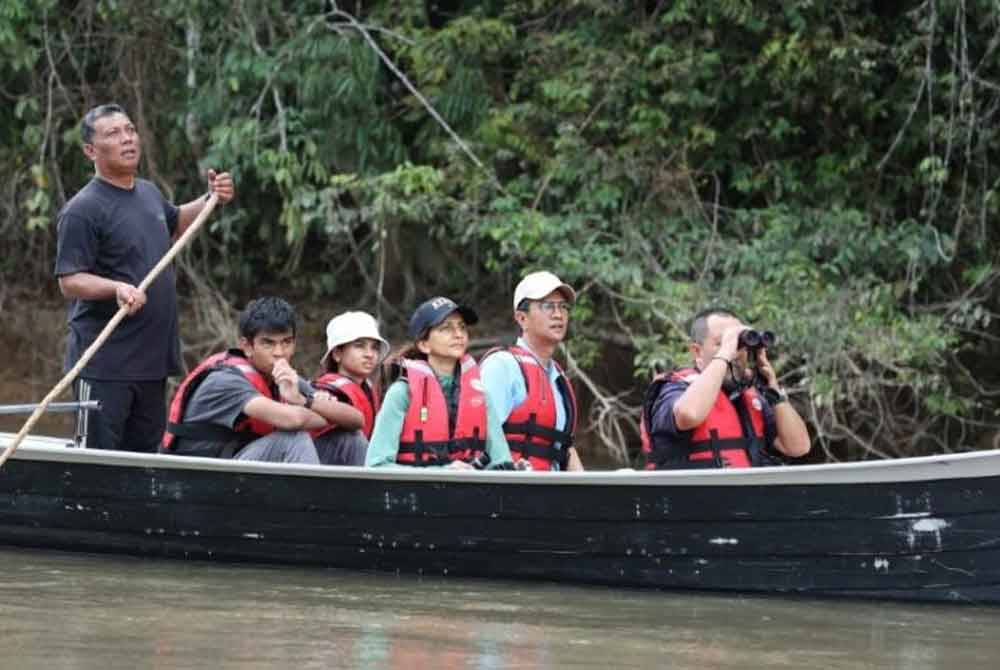 Tengku Sarafudin (depan, tengah) bersama Che Puan Muda Zaheeda (depan, kiri) menyusuri sungai sambil menikmati keindahan alam semula jadi hutan Ulu Muda.