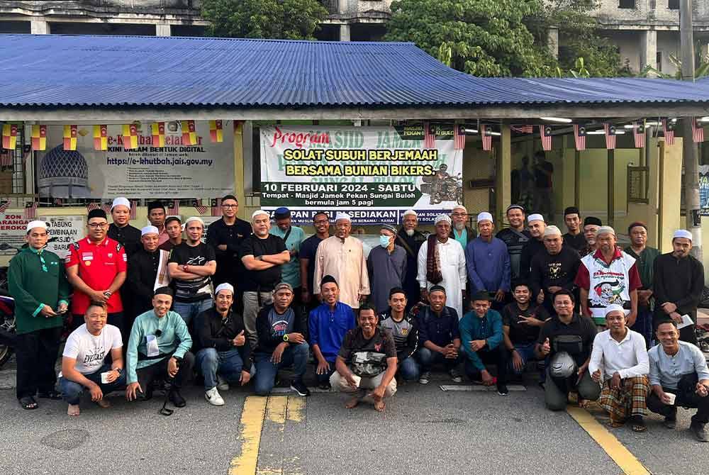 Peserta konvoi Bunian Bikerz dan ahli jawatankuasa Masjid Jamek Pekan Sungai Buloh bergambar kenangan.