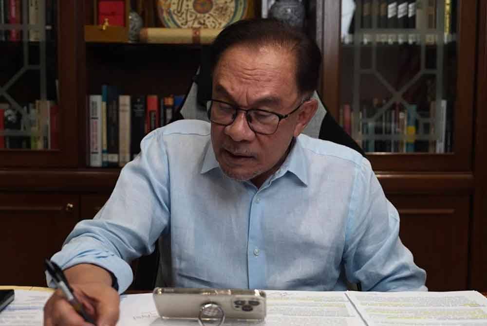 Anwar ketika berinteraksi dengan Presiden Brazil, Luiz Inacio Lula da Silva melalui perbualan telefon semalam. Foto FB Anwar Ibrahim