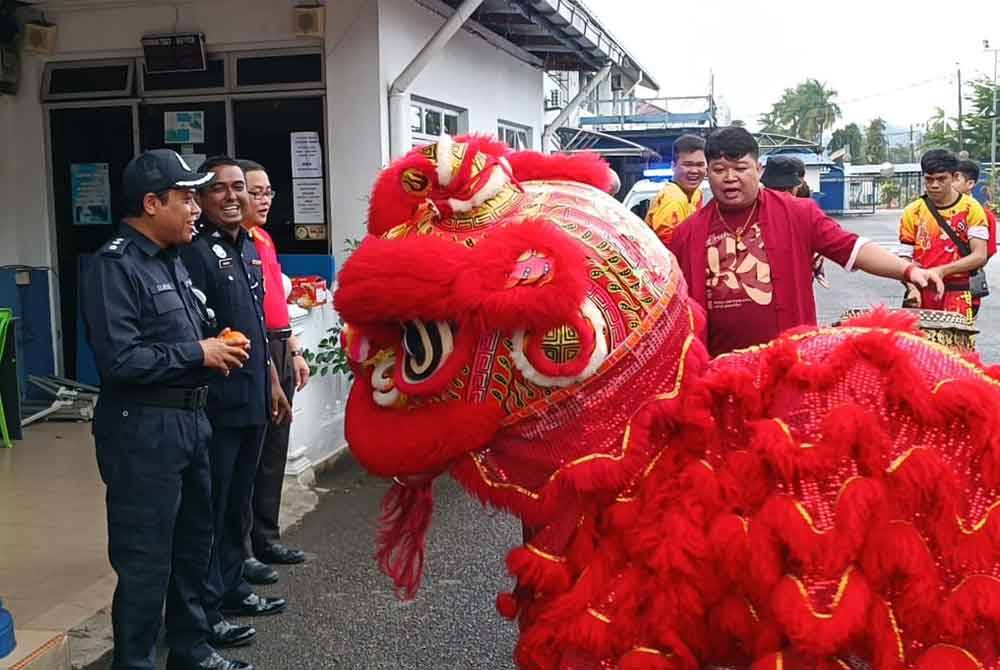 Antara persembahan naga sempena Sambutan Tahun Baharu Cina di Bahagian Siasatan Dan Penguatkuasaan Trafik (BSPT) Ibu Pejabat Polis Daerah (IPD) Kemaman pada Sabtu.