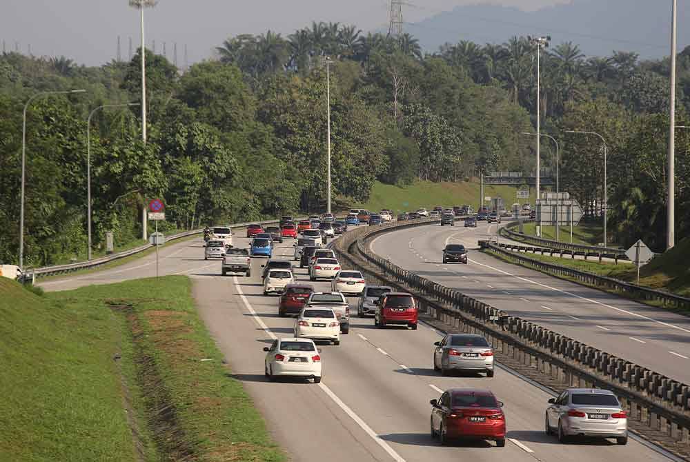 Keadaan aliran trafik kelihatan sedikit sesak di Lebuhraya Utara-Selatan (PLUS) arah utara berhampiran susur keluar Plaza Tol Bidor ketika tinjauan, pada Jumaat. Foto Bernama