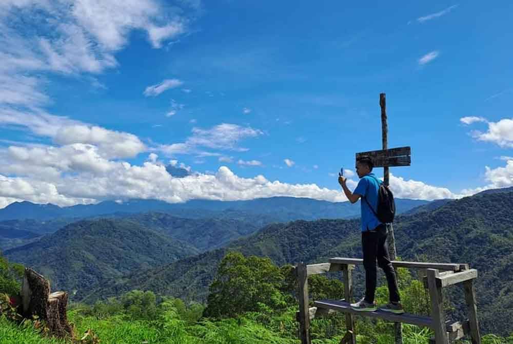 Gunung Kinabalu jelas kelihatan dari puncak bukit Watu Kokolutan, Kampung Talantang, Kiulu, Tuaran.