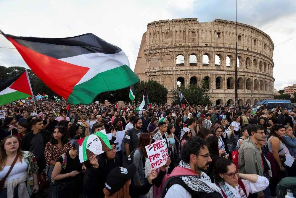 Penunjuk perasaan di Rom bertekad untuk terus membantah sehingga gencatan senjata dilaksanakan dan pencerobohan Israel dihentikan. Foto Reuters