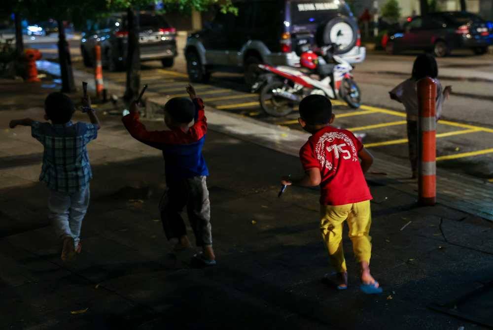 Antara kanak-kanak jalanan yang bermain di sekitar kawasan Chow Kit dan Lorong Haji Taib Kuala Lumpur ketika tinjauan Bernama baru-baru ini. Foto Bernama