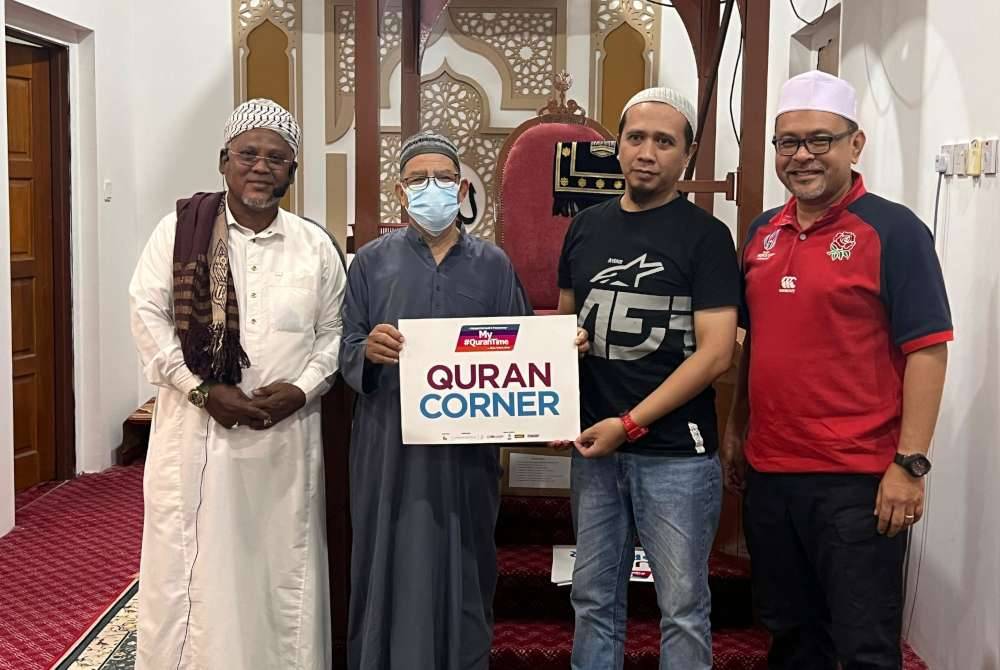 Wakil Bunian Bikerz, Rosli Omar (dua dari kanan) menyampaikan wakaf al-Quran dari Yayasan Warisan Ummah Ikhlas (WUI) kepada pegurusan masjid. Turut hadir Pengarang Eksekutif Sinar Harian, Azmi Tarmizi (kanan).