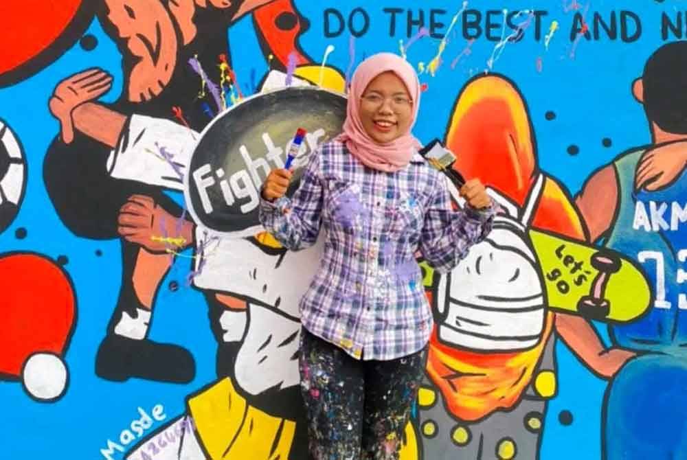 Siti Sarah bergambar bersama hasil mural di Sekolah Kebangsaan Ijok.